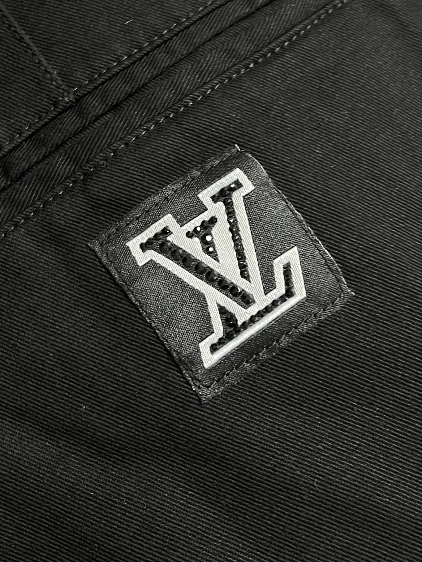 LV 贴饰喇叭休闲裤，定制丝韵精棉，以喇叭剪裁巧妙延长视觉线条，采用进口机刺绣工艺，使用先进的计算机控制