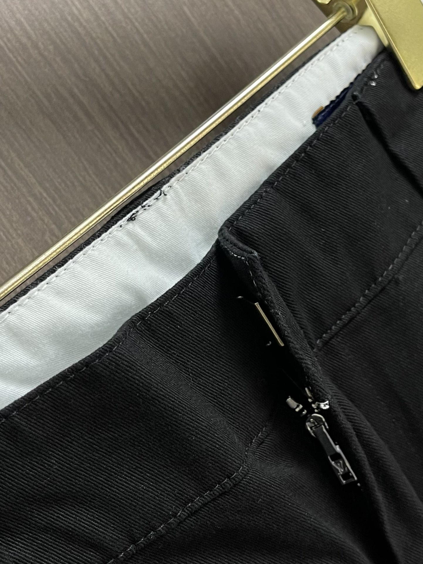 LV 贴饰喇叭休闲裤，定制丝韵精棉，以喇叭剪裁巧妙延长视觉线条，采用进口机刺绣工艺，使用先进的计算机控制