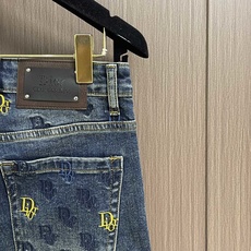 Dior 新款标识牛仔裤 进口土耳其纯棉牛仔牛面料 色泽靓丽,透气,修身版型 微弹力面料 随意百搭 久洗 Dior 新款标识牛仔裤 进口土耳其纯棉牛仔牛面料 色泽靓丽,透气,修身版型 微弹力面料 随意百搭 久洗
