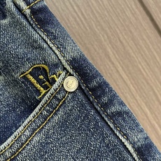 Dior 新款标识牛仔裤 进口土耳其纯棉牛仔牛面料 色泽靓丽,透气,修身版型 微弹力面料 随意百搭 久洗 Dior 新款标识牛仔裤 进口土耳其纯棉牛仔牛面料 色泽靓丽,透气,修身版型 微弹力面料 随意百搭 久洗