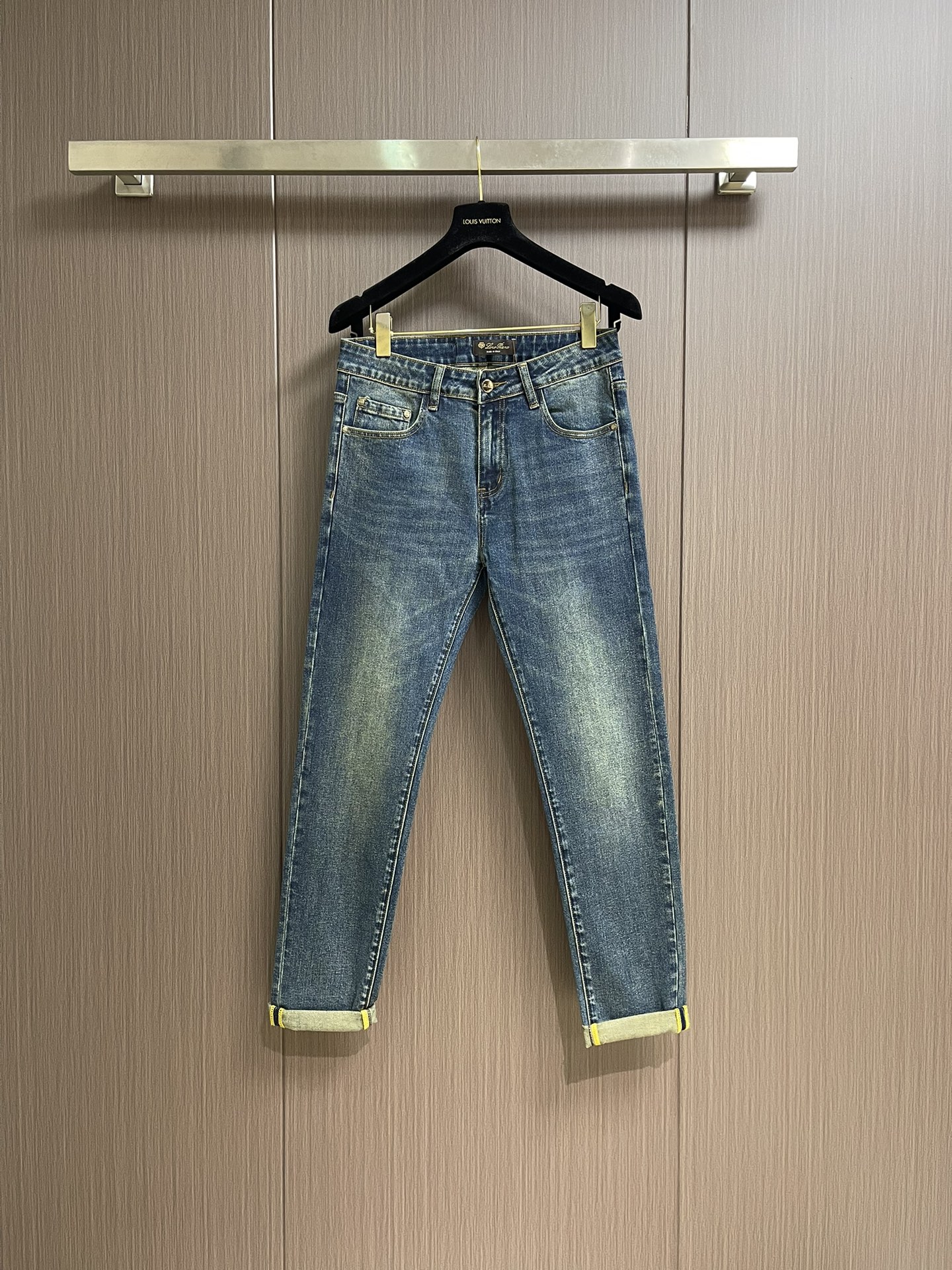 NO:523681,LP Loropiana 2025ss autumn and winter new curly jeans, easy to wear but not picky about body shape, there are no restrictions on matching. They casually and concisely set off other items to show their own style and posture~ a full set of original hardware accessories, top-notch, so you don’t have to worry about matching when going out every day. Size 28-38 There are 35 No 37, loro piana, loro piana, jeans, alexander wang19860909LP Loropiana 2025ss秋冬新款卷边牛仔裤,好穿不挑身材,在搭配上没有太多的限制 随意简洁的衬托其他单品,来展现自己的风格姿态～全套原版五金辅料,顶级打造,日常外出不必再为搭配而烦恼.尺码28-38 有35 无37,,loro piana,loro piana,jeans,alexander wang,Men's clothing