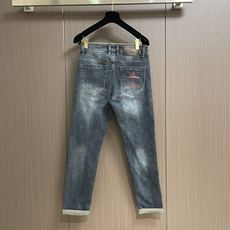 Prada 2025SS早春新款男士后袋印花Logo牛仔裤,经典舒适百搭基础通勤牛仔裤款 怎么搭配都会很 Prada 2025SS早春新款男士后袋印花Logo牛仔裤,经典舒适百搭基础通勤牛仔裤款 怎么搭配都会很