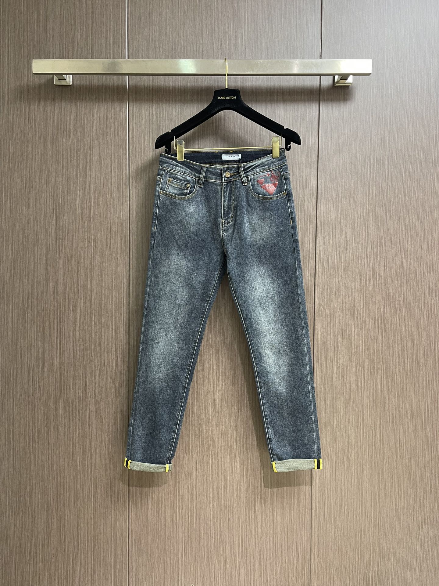 NO:523683,Prada 2025SS early spring new men's rear bag printed logo jeans, classic, comfortable and versatile basic commuter jeans, it will be very handsome no matter how you match it. It uses pure cotton denim, slightly elastic, soft and comfortable, and does not have the feeling of tightness and discomfort when worn. The effect of washing the pants is even more wonderful. This washing effect requires multiple weights to achieve. Hardware accessories are also high-end, and it is also a piece full of gorgeous style and details that can demonstrate the quality of the big brand. Super versatile and basic style is one of them!  Size 28-38 35 No 37, prada, jeans, alexander wang19860909Prada 2025SS早春新款男士后袋印花Logo牛仔裤,经典舒适百搭基础通勤牛仔裤款 怎么搭配都会很帅气 采用纯棉牛仔布 微弹柔软舒适 穿起来完全没有那种紧绷不舒服感受 裤子水洗的效果更是绝妙 这样的水洗效果是要经过多重才能达到 五金配件也是高配,更是一件充满了华丽气派、细节都能彰显大牌的品质感.超百搭基本款人手一条！尺码28-38 有35 无37,,prada,jeans,alexander wang,Men's clothing