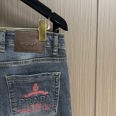Prada 2025SS早春新款男士后袋印花Logo牛仔裤,经典舒适百搭基础通勤牛仔裤款 怎么搭配都会很 Prada 2025SS早春新款男士后袋印花Logo牛仔裤,经典舒适百搭基础通勤牛仔裤款 怎么搭配都会很