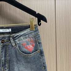Prada 2025SS早春新款男士后袋印花Logo牛仔裤,经典舒适百搭基础通勤牛仔裤款 怎么搭配都会很 Prada 2025SS早春新款男士后袋印花Logo牛仔裤,经典舒适百搭基础通勤牛仔裤款 怎么搭配都会很