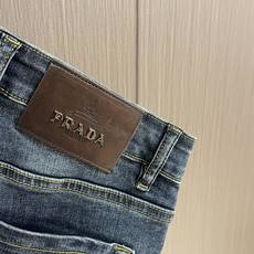 Prada 2025SS早春新款男士后袋印花Logo牛仔裤,经典舒适百搭基础通勤牛仔裤款 怎么搭配都会很 Prada 2025SS早春新款男士后袋印花Logo牛仔裤,经典舒适百搭基础通勤牛仔裤款 怎么搭配都会很