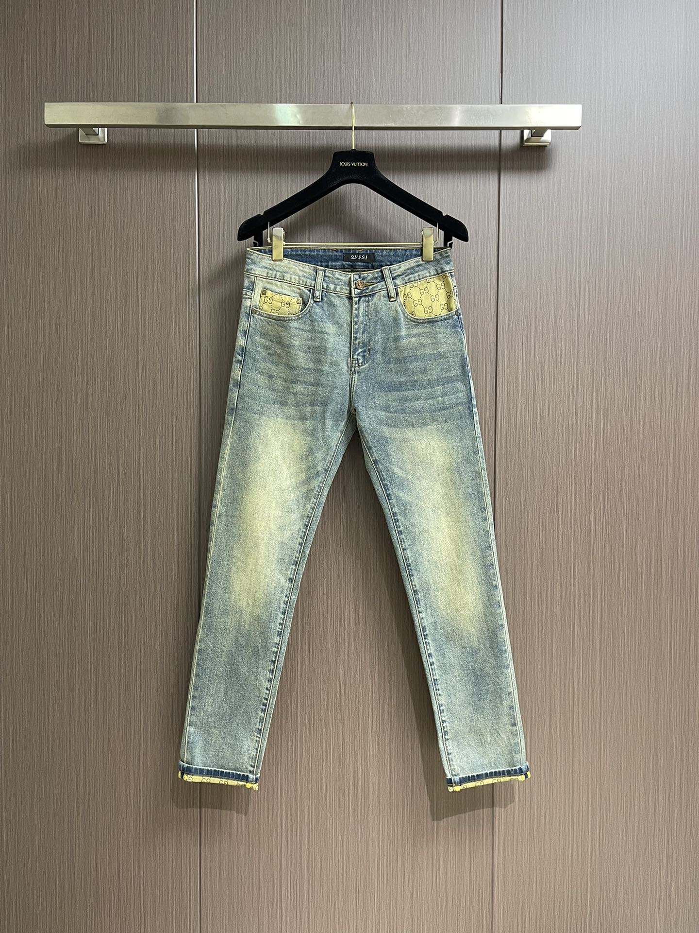 NO:523684,GUCCI 2025AW Autumn and Winter Model Full-quality Order!  Classic five-bag men's small straight jeans with old-fashioned waist, design with old-fashioned embellishment at the waist, very highlights, integrated tailoring, full-quality hardware accessories, exquisite and highlight texture, classic and versatile primary color washing, high wearability, no matter how you match it, no matter how you match it, customer-supply denim fabric, micro-stretch, spring thickness, comfortable and not tight upper body, skin-friendly and breathable, highly recommended for jeans. Size 28-38, 35, no 37,,gucci,jeans,alexander wang19860909GUCCI 2025AW 秋冬款 全品相订单！老花拼接经典五袋款男士小直筒牛仔裤 腰际老花点缀的设计 很有亮点 合体的剪裁 全品相五金辅料 精致而凸显质感 经典百搭的原色水洗 实穿性很高 不管怎么搭配都不会出错 面料客供订织牛仔面料 微弹力 春季厚度 上身舒适不紧绷 亲肤而透气 喜欢牛仔裤强烈推荐.尺码28-38 有35 无37,,gucci,jeans,alexander wang,Men's clothing