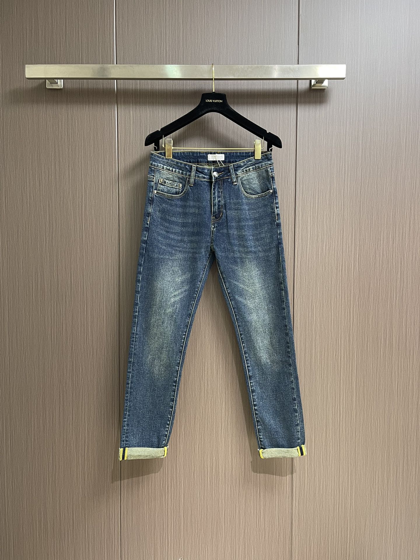 NO:523690,BrunelloCucinelli BC men's casual jeans, 2025SS early spring new style, perfect edging inside, customized original hardware, exquisite leather cards on the back, imported denim fabric for customers, wide style and versatile upper body. Size 28-38, 35, no 37,,brunello cucinelli,jeans,alexander wang19860909BrunelloCucinelli BC 男士休闲牛仔裤,2025SS早春新款,内里完美包边,定制原版五金,背面精美皮牌,客供进口牛仔面料,版型挺阔 上身百搭.尺码28-38 有35 无37,,brunello cucinelli,jeans,alexander wang,Men's clothing