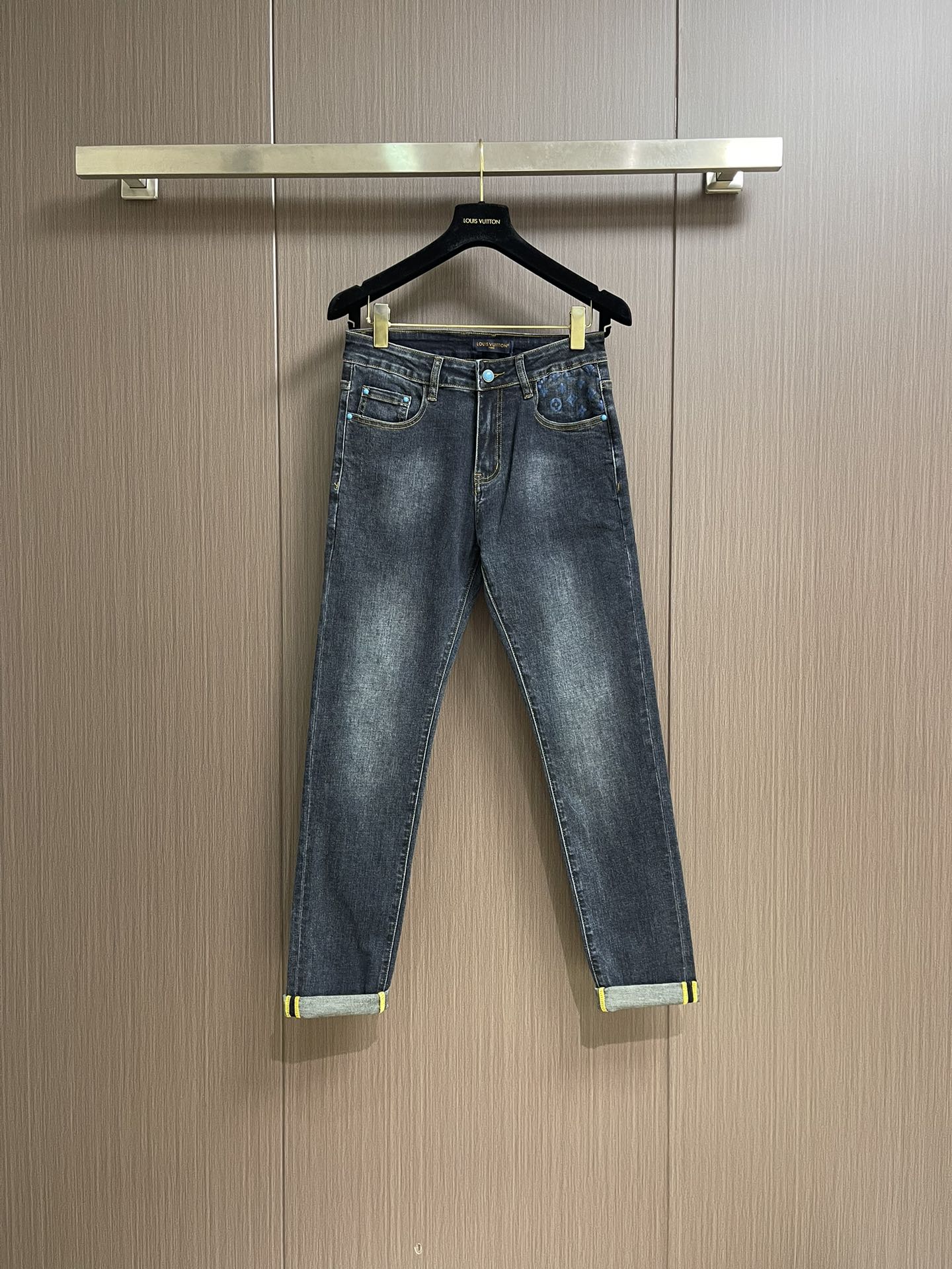 NO:523693,LV 2025ss' new rear bag logo embroidered jeans, with its unique design concept, perfectly blends fashion and practicality, becoming a trendy item for unisex. It uses high-quality denim fabric and has been processed through special craftsmanship. The back bag presents a low-key and layered pattern, which not only retains the classic charm of the jeans, but also adds a bit of delicateness and elegance. In terms of the layout design, it adopts loose straight tailoring, which not only modifies the leg shape, but also gives the wearer a high degree of comfort and freedom. Whether it is simple or handsome, you can easily control a variety of styles and show your personality charm. Whether it is daily travel or outdoor adventure, this dark pattern denim can become your ideal choice, allowing you to stand out from the crowd and show your extraordinary taste. Size 28-38 35 37 37 , louis  vuitton, jeans,alexander wang19860909LV 2025ss新款后袋logo刺绣牛仔裤,以其独特的设计理念,完美融合了时尚与实用性,成为男女皆宜的潮流单品.采用高品质牛仔面料,经过特殊工艺处理,后袋呈现出低调而富有层次的图案,既保留了牛仔的经典韵味,又增添了几分细腻与雅致,版型设计上,它采用了宽松直筒的剪裁,不仅修饰腿型,还赋予穿着者极高的舒适度与自由度.无论是搭配简约,还是帅气,都能轻松驾驭多种风格,展现个性魅力.无论是日常出行,还是户外探险,这款暗纹花牛仔都能成为你的理想选择,让你在人群中脱颖而出,彰显不凡品味.尺码28-38 有35 无37,,louis vuitton,jeans,alexander wang,Men's clothing