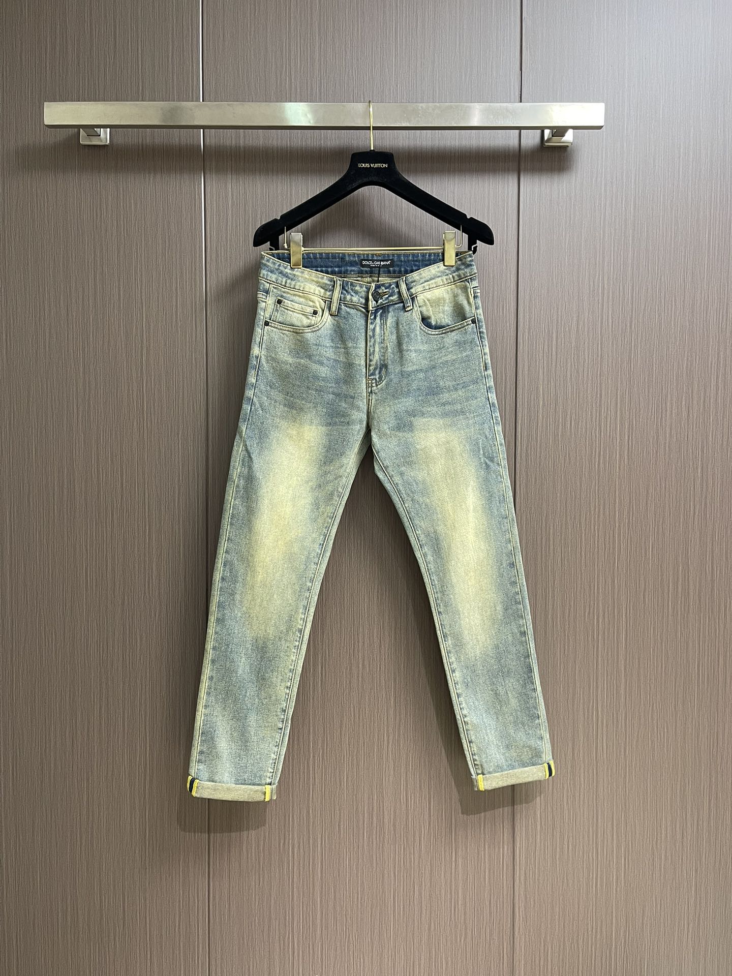 NO:523696,DG 2025ss Spring and Summer New Wash Men's Casual Jeans, a pair of jeans with a strong tone, are all fashionable and reincarnation, so for the denim category, such reincarnation is especially dense!  The jeans are made of imported daily denim denim cotton cloth, and are washed and ground into white with heavy industry, and have a super high appearance!  It is also not as comfortable as it is not as good as the fabric is soft and skin-friendly and elastic, and it also takes into account excellent sweat-relief and breathable properties, which can also be worn all year round!  The back pocket is full of recognizable embroidery and the details of the matte lacquered metal buttons engraved with words, which show the brand identity in a low-key and restrained manner!  Classic small straight jeans style cut, the upper body can modify all imperfect leg shapes, instantly pulling the identity into a golden ratio effect, which is very worthy of being included in men's wardrobe. Size 28-38 There are 35 No 37, jeans, gold, alexander wang19860909DG 2025ss春夏新品水洗男士休闲牛仔裤,腔调感极强的一款牛仔裤,都是时尚是个轮回,那么于牛仔类别而言这样的轮回尤其密集！该牛仔裤采用客供进口日制丹宁牛仔棉布制成,重工水洗磨白,颜值度超级高！舒适度方面同样也不安下风,面料柔软亲肤有弹力,同时兼顾出色的排汗透气性,可兼顾一年四季穿着搭配！后兜充满辨识度的刺绣,以及刻有字样的哑光漆面金属纽扣细节,低调内敛的展现出品牌身份！经典小直筒牛仔裤版型剪裁,上身能够修饰所有不完美的腿型,瞬间将身份拉分成黄金比例效果,非常值得被收入男士的衣橱之中.尺码28-38 有35 无37,,jeans,gold,alexander wang,Men's clothing