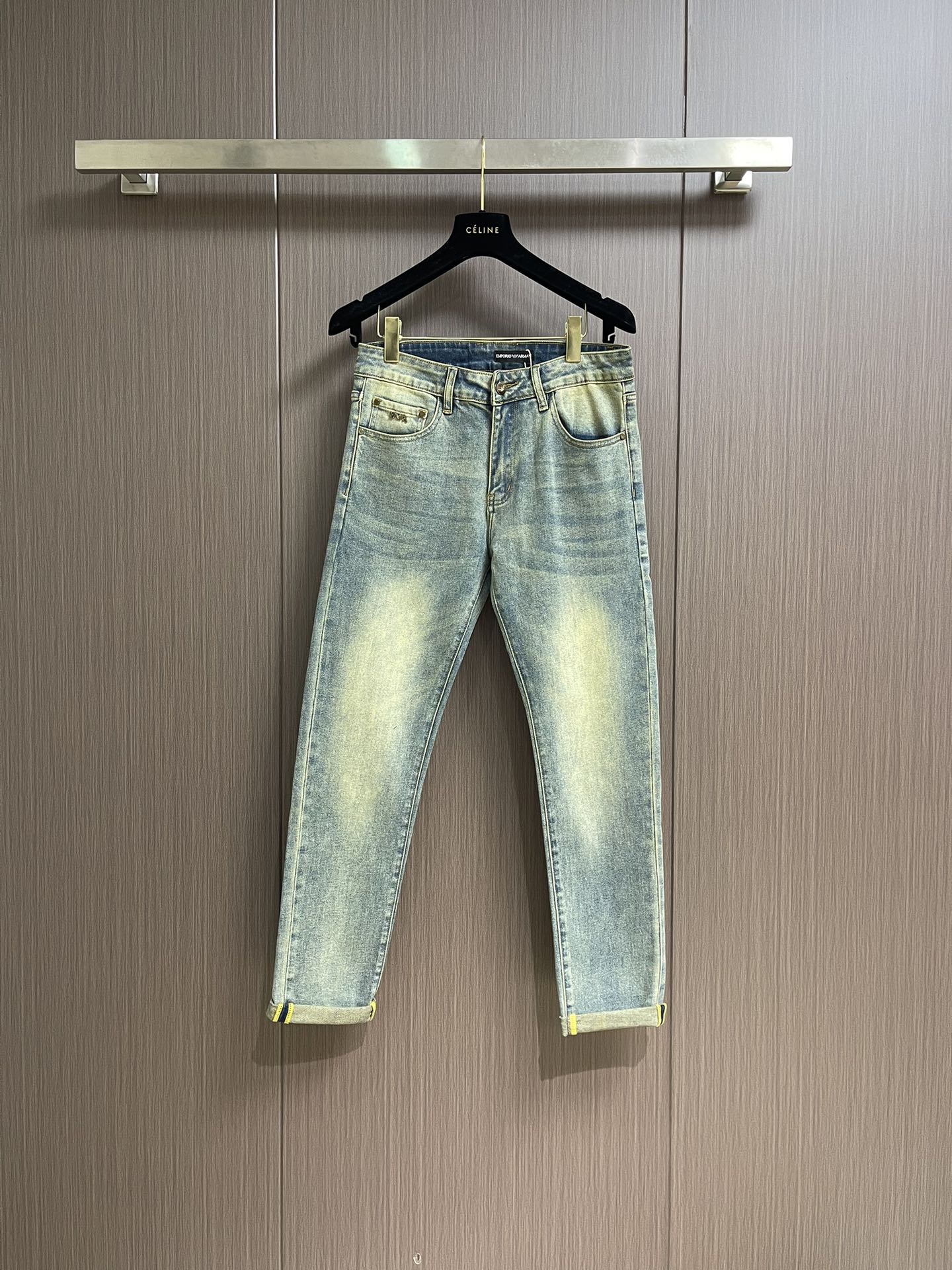 NO:523699,EA 2025SS water-washed casual jeans, imported original washing elastic fabric, comfortable and elastic, original hardware and auxiliary decorative logo, super positive style, extremely high grade, fashionable and stylish upper body. Size 28-38, 35, no 37,, jeans, alexander wang19860909EA 2025SS水洗休闲牛仔裤,进口原版水洗弹力面料,舒适有弹性,原版五金辅料装饰logo,版型超正,档次极高,上身时尚有型.尺码28-38 有35 无37,,jeans,alexander wang,Men's clothing