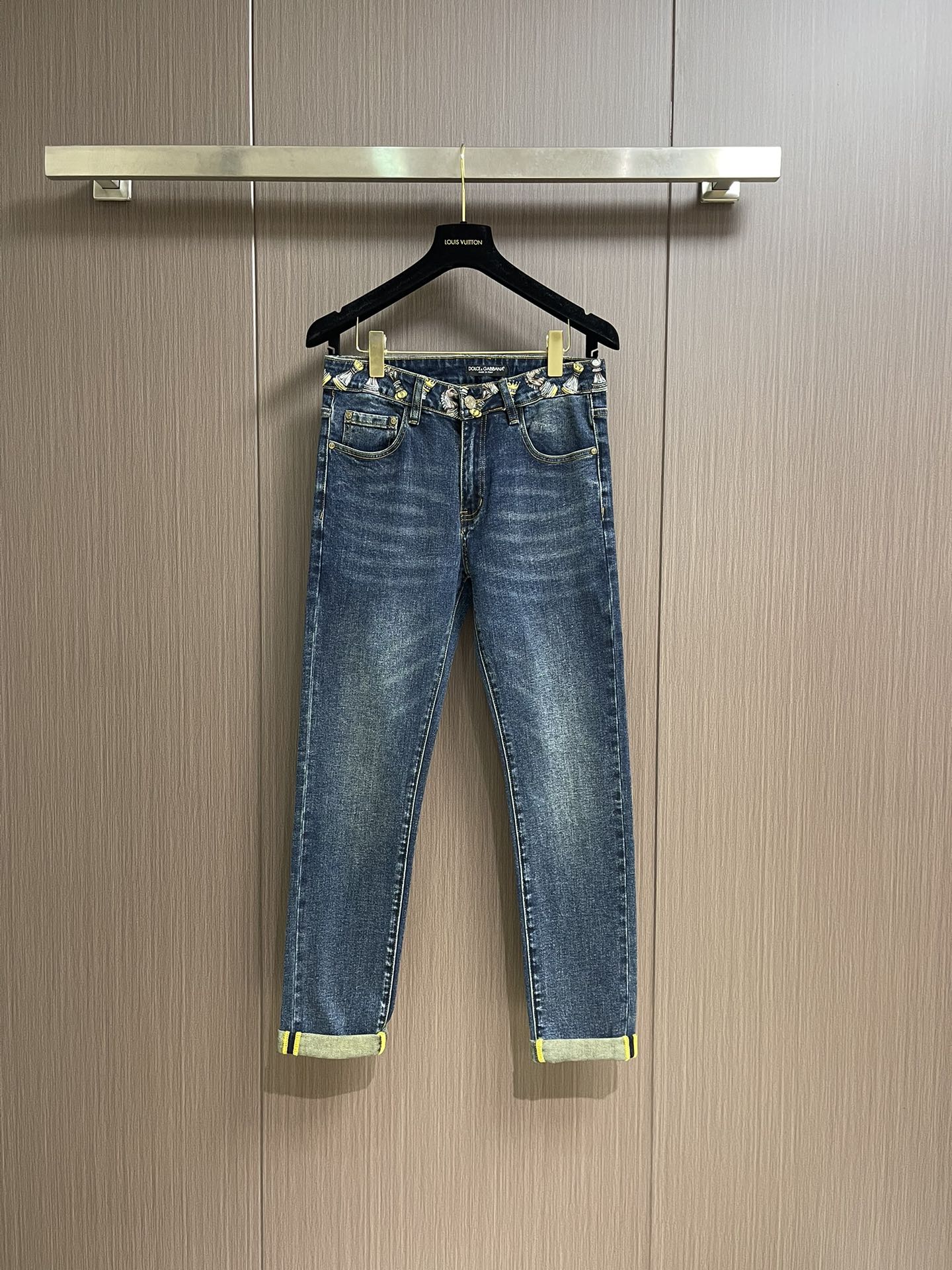 NO:523702,DG 2025ss Spring and Summer New Wash Men's Casual Jeans, a pair of jeans with a strong tone, are all fashionable and reincarnation, so for the denim category, such reincarnation is especially dense!  The jeans are made of imported daily denim denim cotton cloth, and are washed and ground into white with heavy industry, and have a super high appearance!  It is also not as comfortable as it is not as good as the fabric is soft and skin-friendly and elastic, and it also takes into account excellent sweat-relief and breathable properties, which can also be worn all year round!  The back pocket is full of recognizable embroidery and the details of the matte lacquered metal buttons engraved with words, which show the brand identity in a low-key and restrained manner!  Classic small straight jeans style cut, the upper body can modify all imperfect leg shapes, instantly pulling the identity into a golden ratio effect, which is very worthy of being included in men's wardrobe. Size 28-38 There are 35 No 37, jeans, gold, alexander wang19860909DG 2025ss春夏新品水洗男士休闲牛仔裤,腔调感极强的一款牛仔裤,都是时尚是个轮回,那么于牛仔类别而言这样的轮回尤其密集！该牛仔裤采用客供进口日制丹宁牛仔棉布制成,重工水洗磨白,颜值度超级高！舒适度方面同样也不安下风,面料柔软亲肤有弹力,同时兼顾出色的排汗透气性,可兼顾一年四季穿着搭配！后兜充满辨识度的刺绣,以及刻有字样的哑光漆面金属纽扣细节,低调内敛的展现出品牌身份！经典小直筒牛仔裤版型剪裁,上身能够修饰所有不完美的腿型,瞬间将身份拉分成黄金比例效果,非常值得被收入男士的衣橱之中.尺码28-38 有35 无37,,jeans,gold,alexander wang,Men's clothing