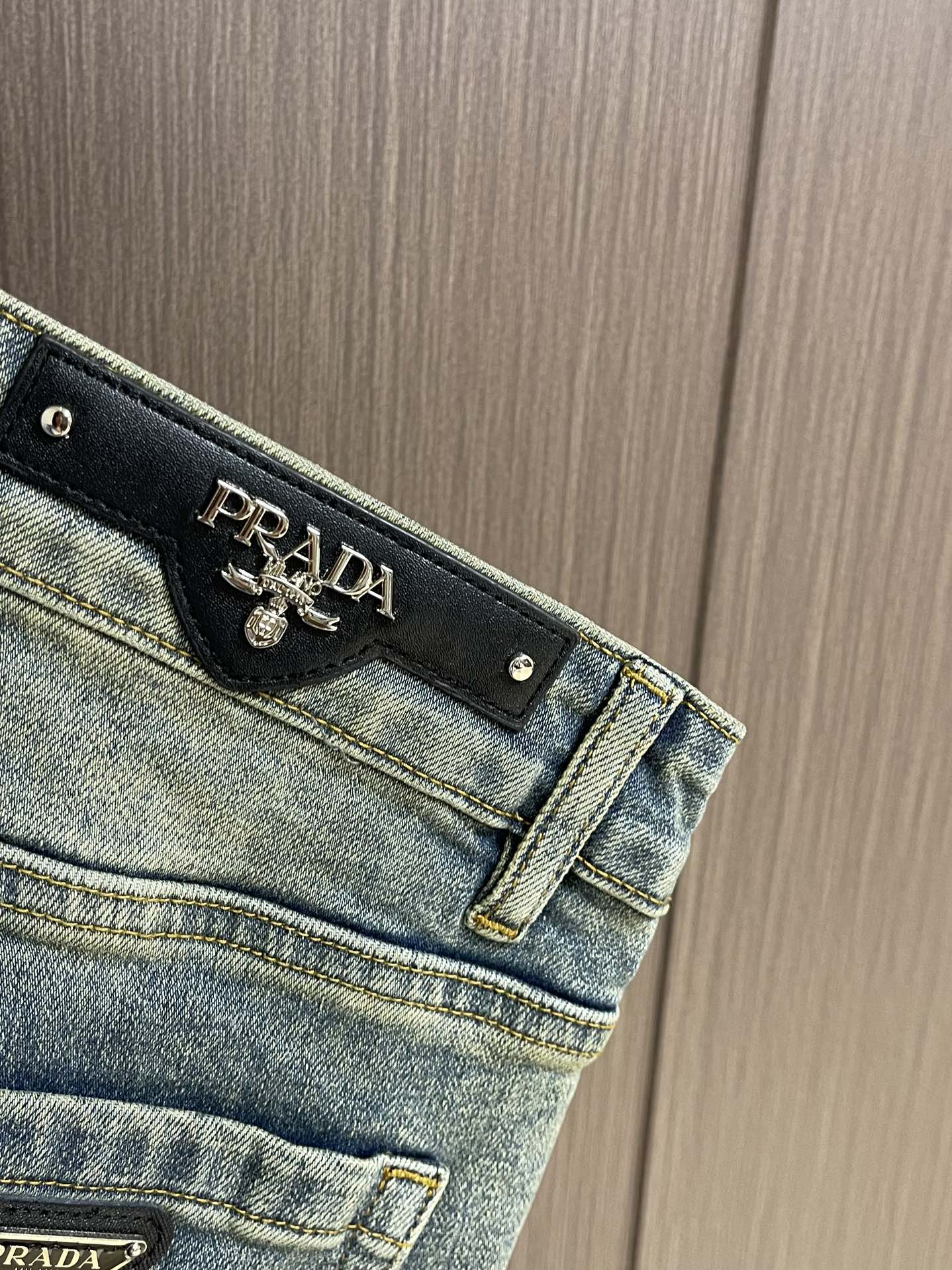 Prada 后袋标识仔章牛仔裤，经典的五袋裤，客供的丹宁，料薄且质软，横向极微弹力，中度水洗，浅浅的牛仔