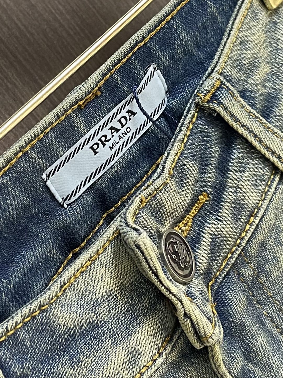 Prada 后袋标识仔章牛仔裤，经典的五袋裤，客供的丹宁，料薄且质软，横向极微弹力，中度水洗，浅浅的牛仔