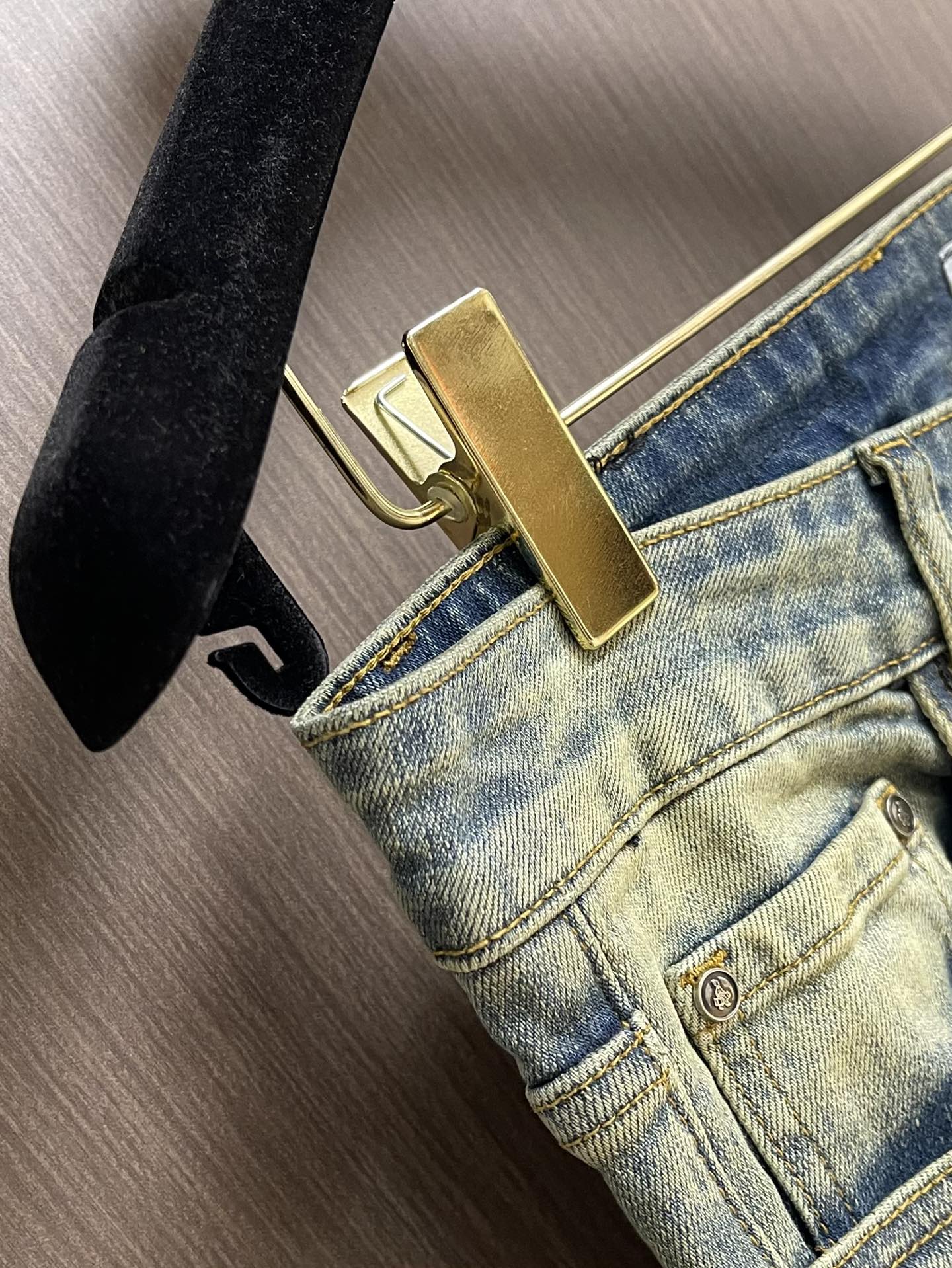 Prada 后袋标识仔章牛仔裤，经典的五袋裤，客供的丹宁，料薄且质软，横向极微弹力，中度水洗，浅浅的牛仔
