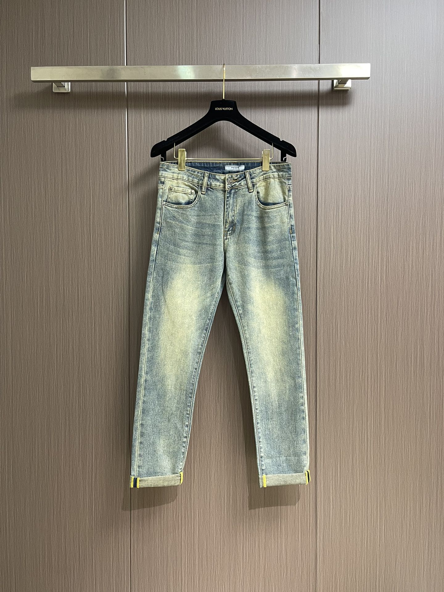 NO:523687,Prada back bag logo jeans, classic five-bag pants, customer-supplied tannins, thin material and soft texture, extremely slight elasticity in horizontal direction, moderately washed, light denim blue, very clean and solid color!  Wear a face with a light-colored top. It can be matched with the same style to create a fashionable look, control various occasions, customize auxiliary materials, complete three standards, the same style for men and women. Size 28-38, 35, no 37,,prada,jeans,alexander wang19860909prada 后袋标识仔章牛仔裤,经典的五袋裤,客供的丹宁,料薄且质软,横向极微弹力,中度水洗,浅浅的牛仔蓝,非常干净纯色！跟浅色上衣配一脸.能与同款搭配营造时尚造型,驾驭各种场合,定制辅料,三标齐全,男女同款.尺码28-38 有35 无37,,prada,jeans,alexander wang,Men's clothing