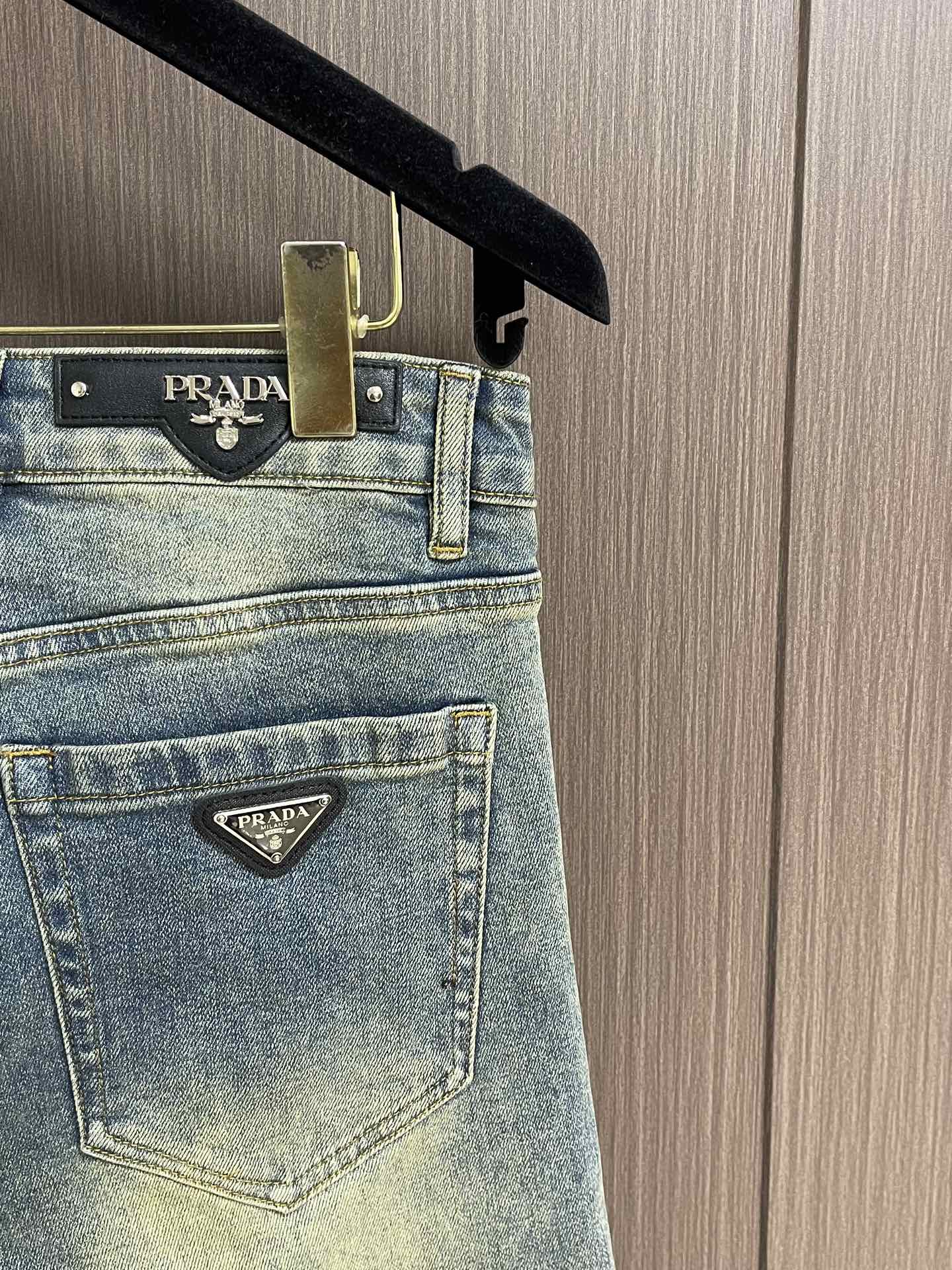 Prada 后袋标识仔章牛仔裤，经典的五袋裤，客供的丹宁，料薄且质软，横向极微弹力，中度水洗，浅浅的牛仔