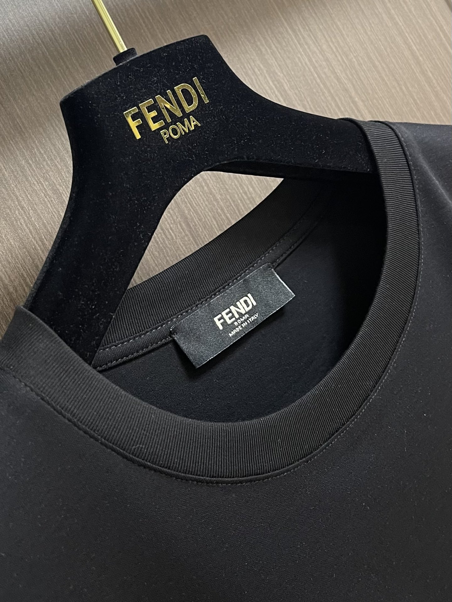 FENDI 2025SS早秋圆领长袖t恤，进口原版面料，顶级印花工艺字母图案logo，独特设计，上身舒适