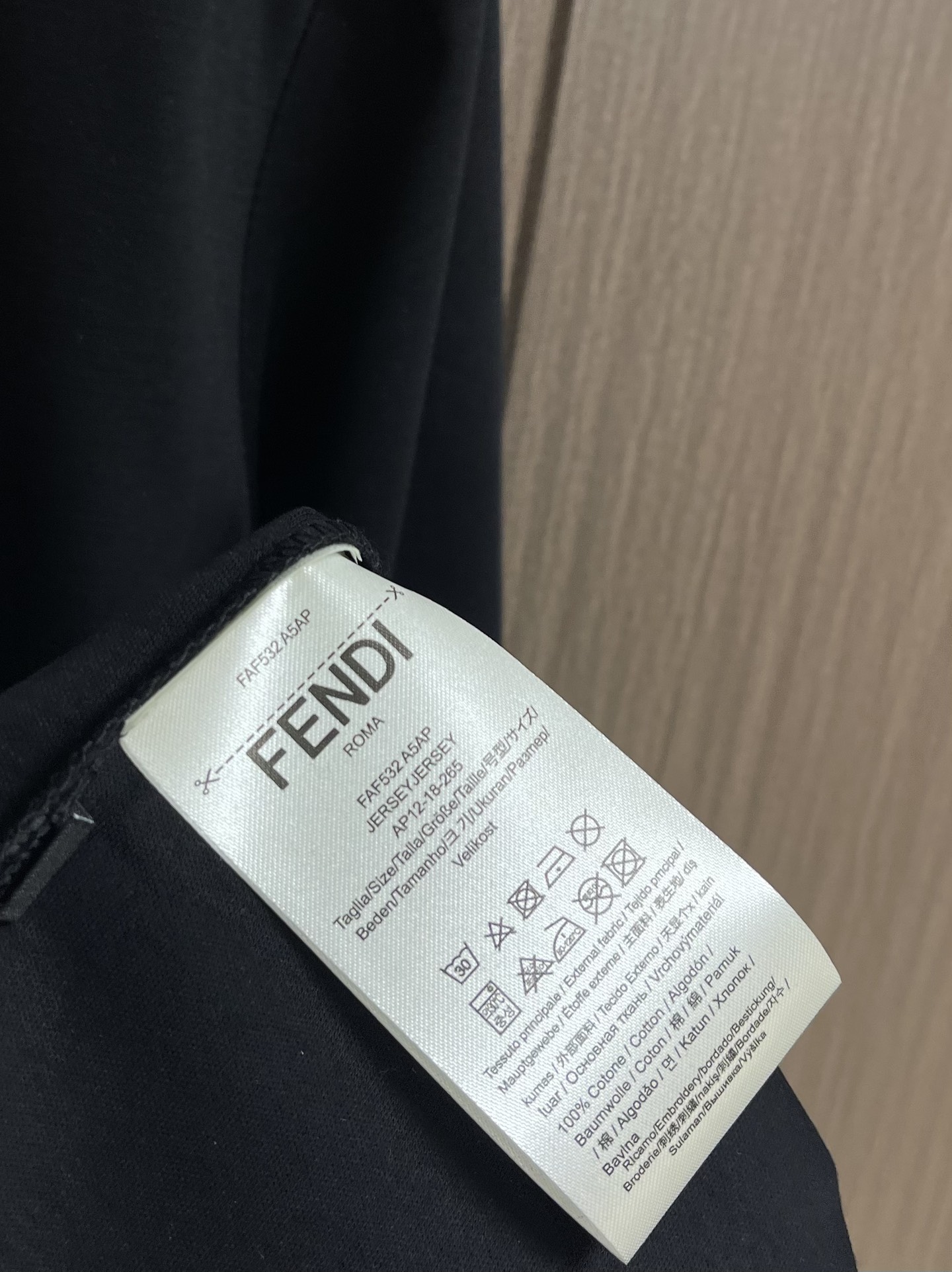 FENDI 2025SS早秋圆领长袖t恤，进口原版面料，顶级印花工艺字母图案logo，独特设计，上身舒适