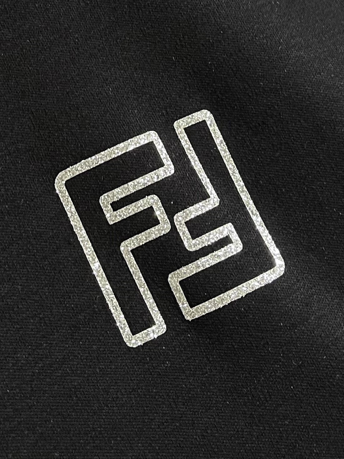 FENDI 2025SS早秋圆领长袖t恤，进口原版面料，顶级印花工艺字母图案logo，独特设计，上身舒适