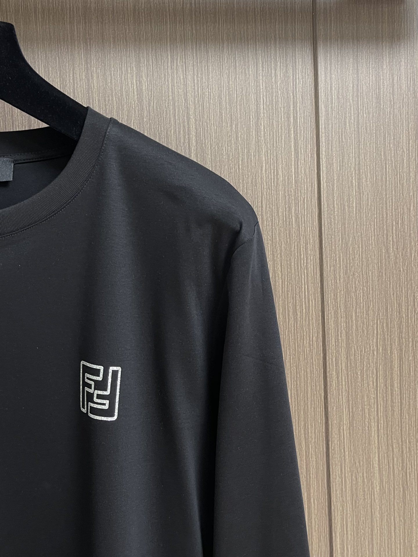 FENDI 2025SS早秋圆领长袖t恤，进口原版面料，顶级印花工艺字母图案logo，独特设计，上身舒适