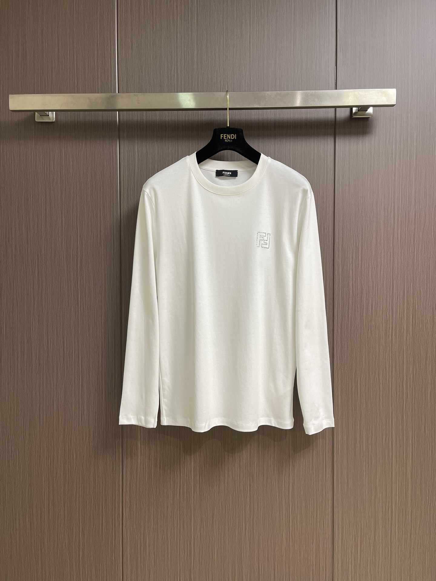 NO:523705,FENDI 2025SS early autumn round neck long-sleeved T-shirt, imported original fabric, top-grade printed craft letter pattern logo, unique design, comfortable and breathable upper body, extremely high grade, and handsome upper body. Size M-3XL, fendi,tees, t-shirt, alexander wang19860909FENDI 2025SS早秋圆领长袖t恤,进口原版面料,顶级印花工艺字母图案logo,独特设计,上身舒适透气,档次极高,上身帅气十足.尺码M-3XL,,fendi,tees，t-shirt,alexander wang,Men's clothing