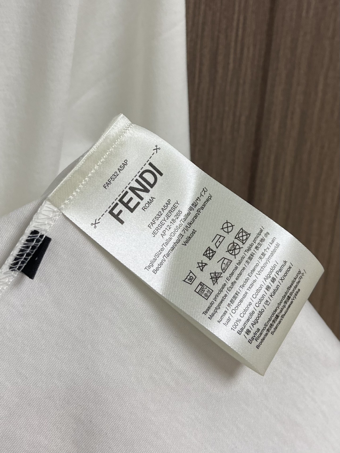 FENDI 2025SS早秋圆领长袖t恤，进口原版面料，顶级印花工艺字母图案logo，独特设计，上身舒适