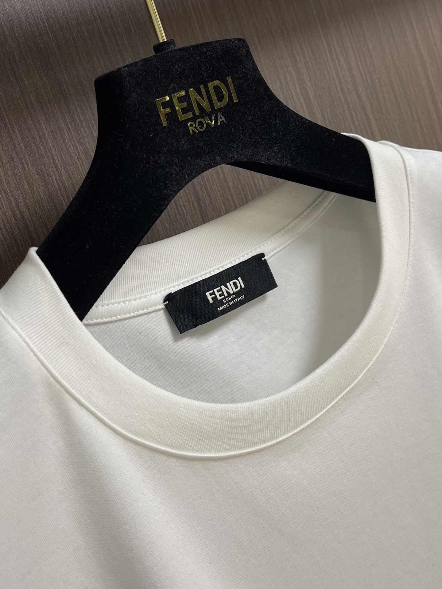 FENDI 2025SS早秋圆领长袖t恤，进口原版面料，顶级印花工艺字母图案logo，独特设计，上身舒适