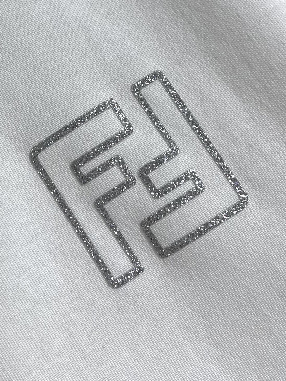 FENDI 2025SS早秋圆领长袖t恤，进口原版面料，顶级印花工艺字母图案logo，独特设计，上身舒适