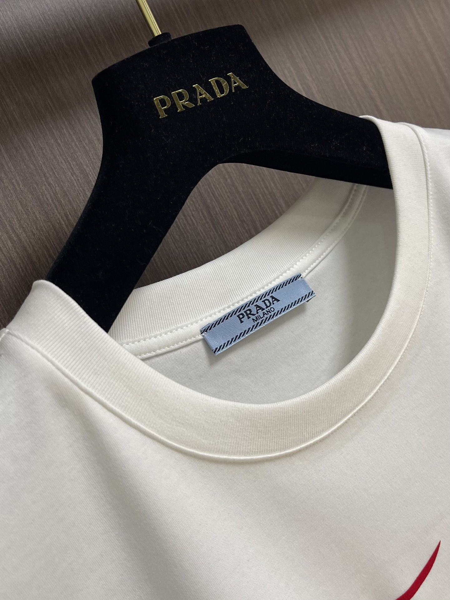 PRADA 2025SS秋季新款棉质长袖 T 恤，以当季色调传递典雅韵味，成就日常搭配佳选。印花含蓄标注