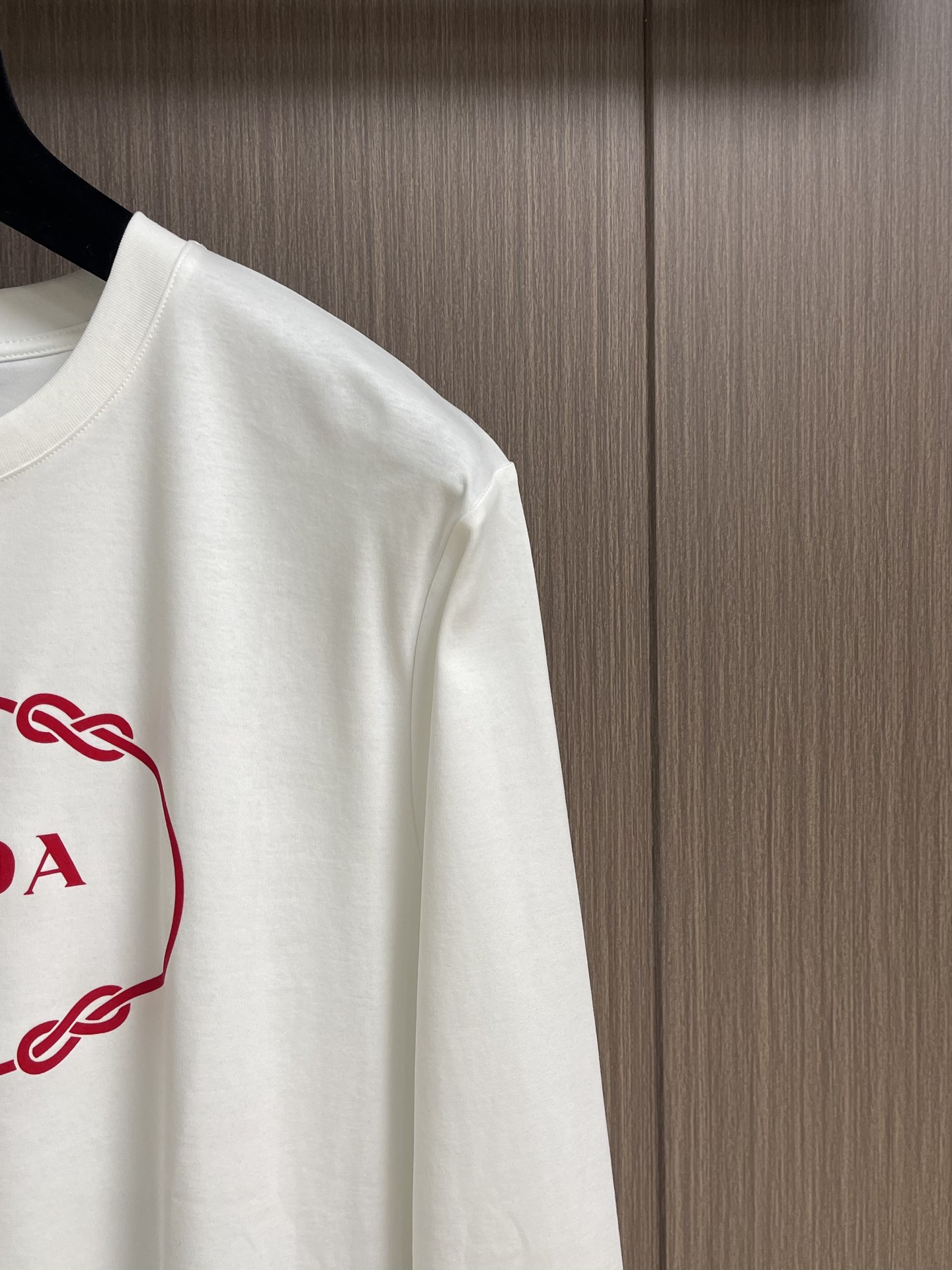 PRADA 2025SS秋季新款棉质长袖 T 恤，以当季色调传递典雅韵味，成就日常搭配佳选。印花含蓄标注