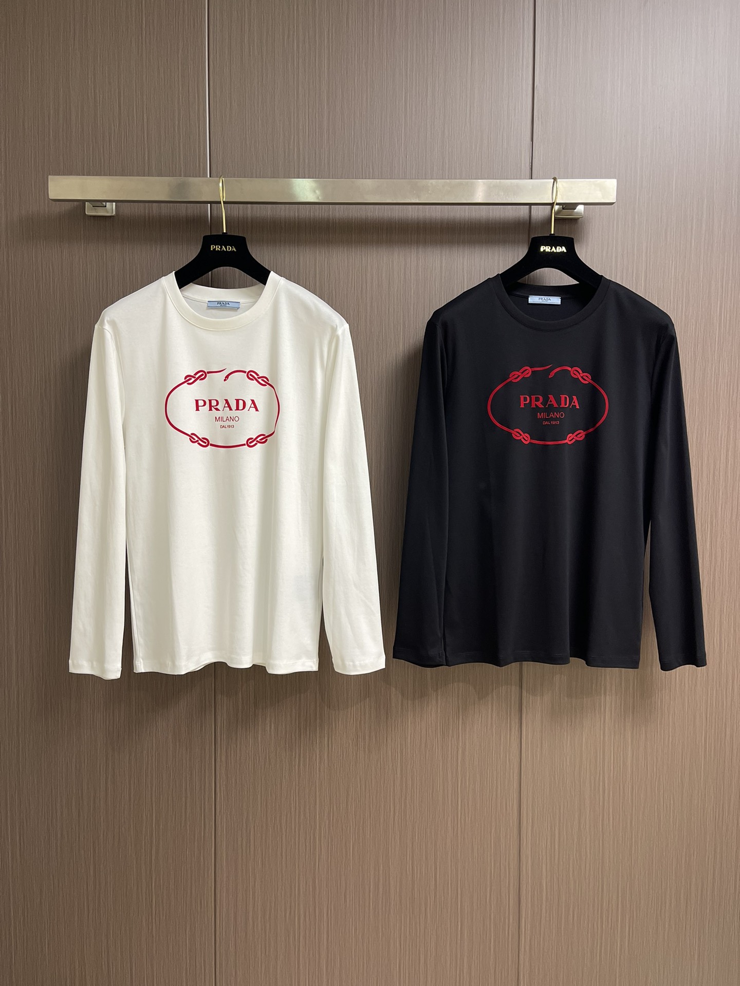 PRADA 2025SS秋季新款棉质长袖 T 恤，以当季色调传递典雅韵味，成就日常搭配佳选。印花含蓄标注