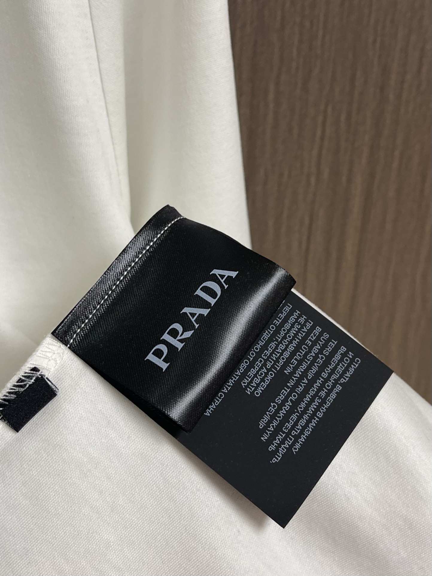 PRADA 2025SS秋季新款棉质长袖 T 恤，以当季色调传递典雅韵味，成就日常搭配佳选。印花含蓄标注