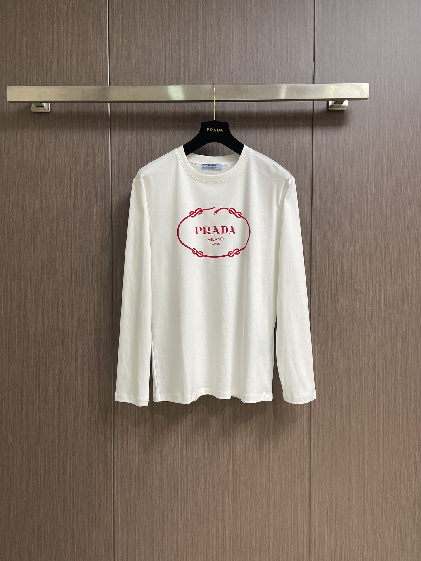 PRADA 2025SS秋季新款棉质长袖 T 恤，以当季色调传递典雅韵味，成就日常搭配佳选。印花含蓄标注