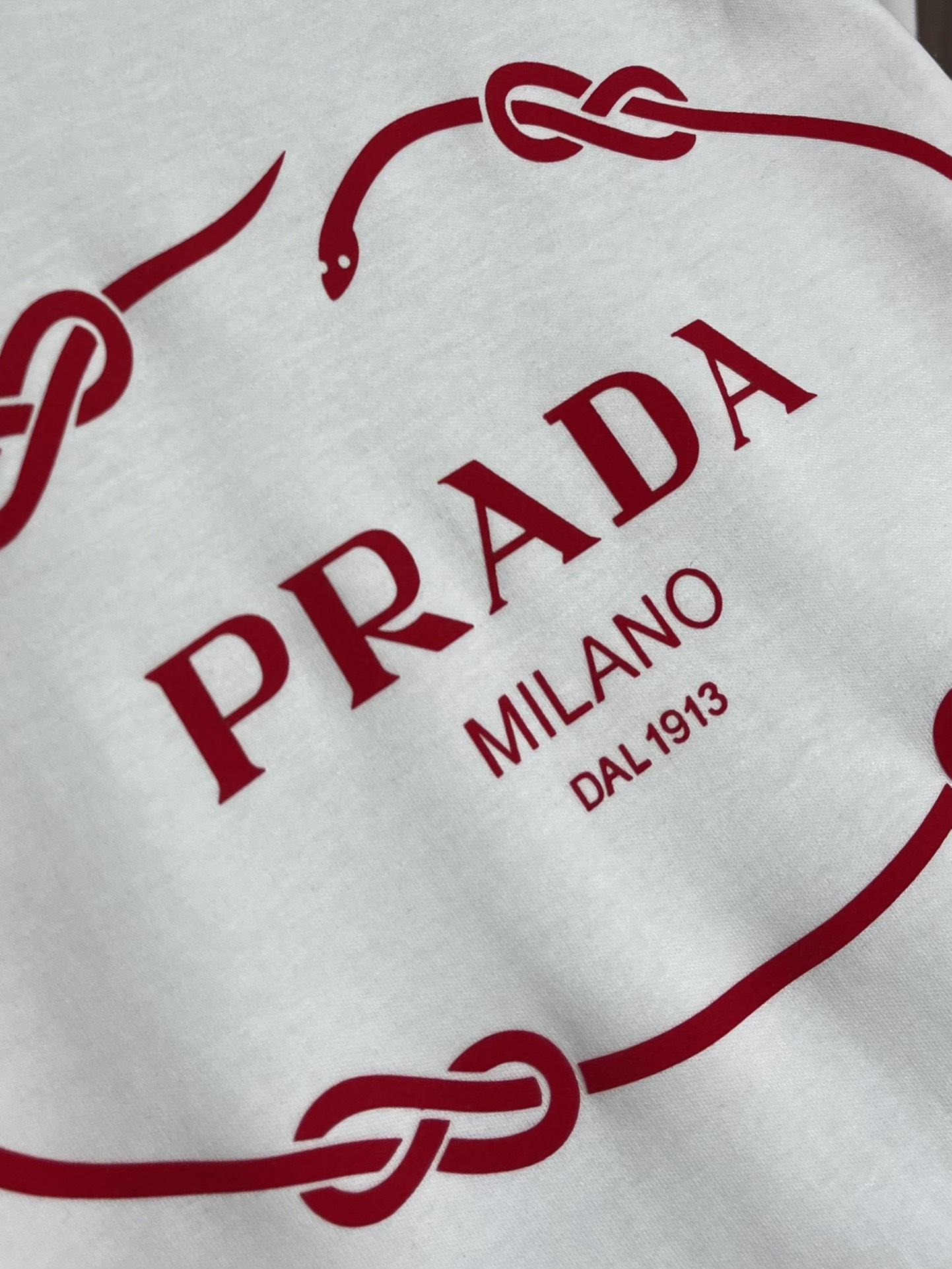 PRADA 2025SS秋季新款棉质长袖 T 恤，以当季色调传递典雅韵味，成就日常搭配佳选。印花含蓄标注