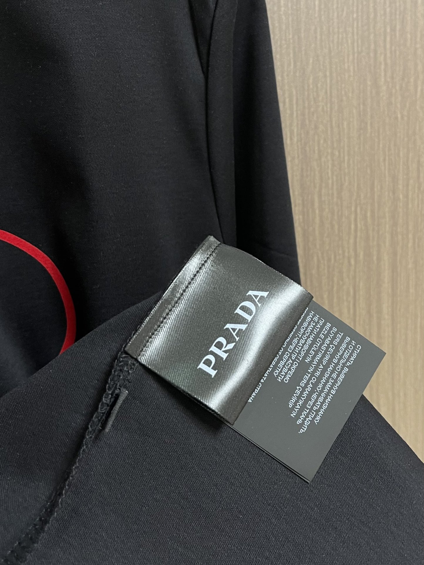 PRADA 2025SS秋季新款棉质长袖 T 恤，以当季色调传递典雅韵味，成就日常搭配佳选。印花含蓄标注