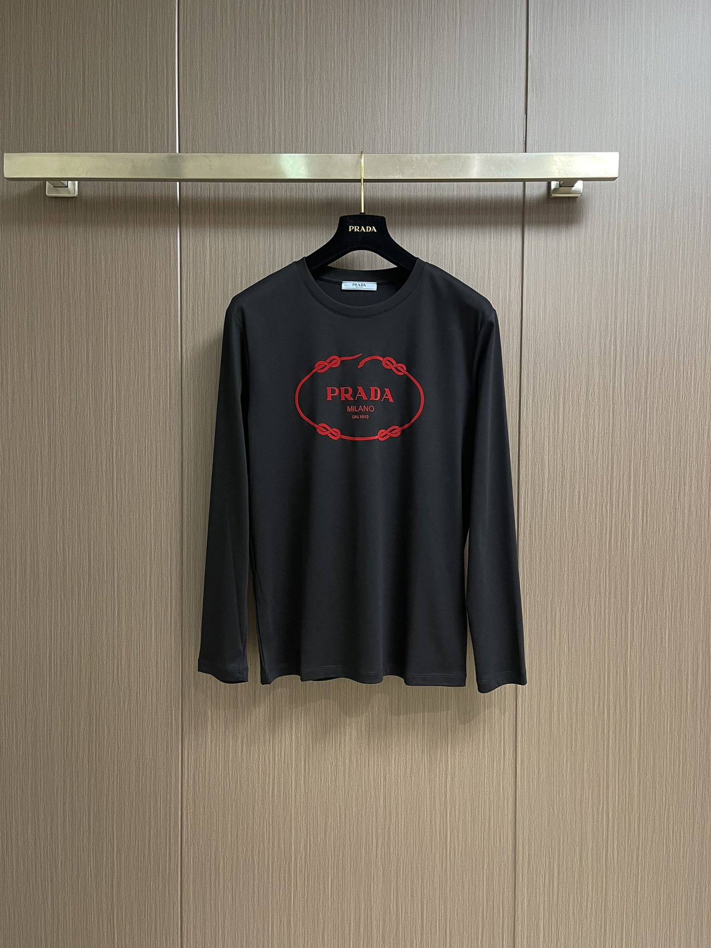 NO:523708,PRADA 2025SS autumn new cotton long-sleeved T-shirt conveys elegant charm with seasonal tones, making it a good choice for daily matching. The printing implicitly marks the brand identity, the letters are three-dimensional printing technology, fine workmanship, fashionable and atmospheric, and comfortable skin~Size M-3XL, prada, alexander wang19860909PRADA 2025SS秋季新款棉质长袖 T 恤,以当季色调传递典雅韵味,成就日常搭配佳选.印花含蓄标注品牌身份,字母立体印花工艺、做工精细、时尚大气、贴肤舒适～尺码M-3XL,,prada,alexander wang,Men's clothing