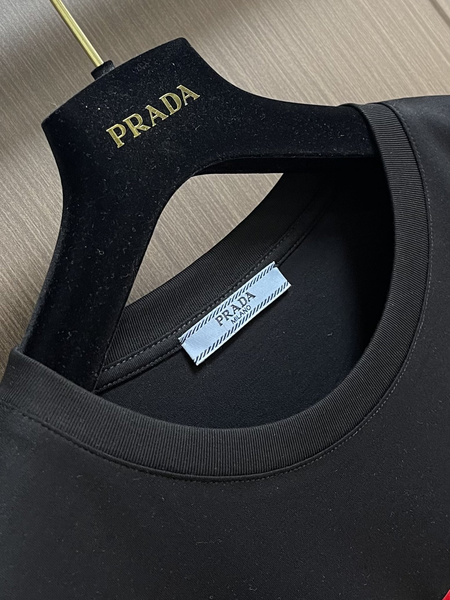PRADA 2025SS秋季新款棉质长袖 T 恤，以当季色调传递典雅韵味，成就日常搭配佳选。印花含蓄标注