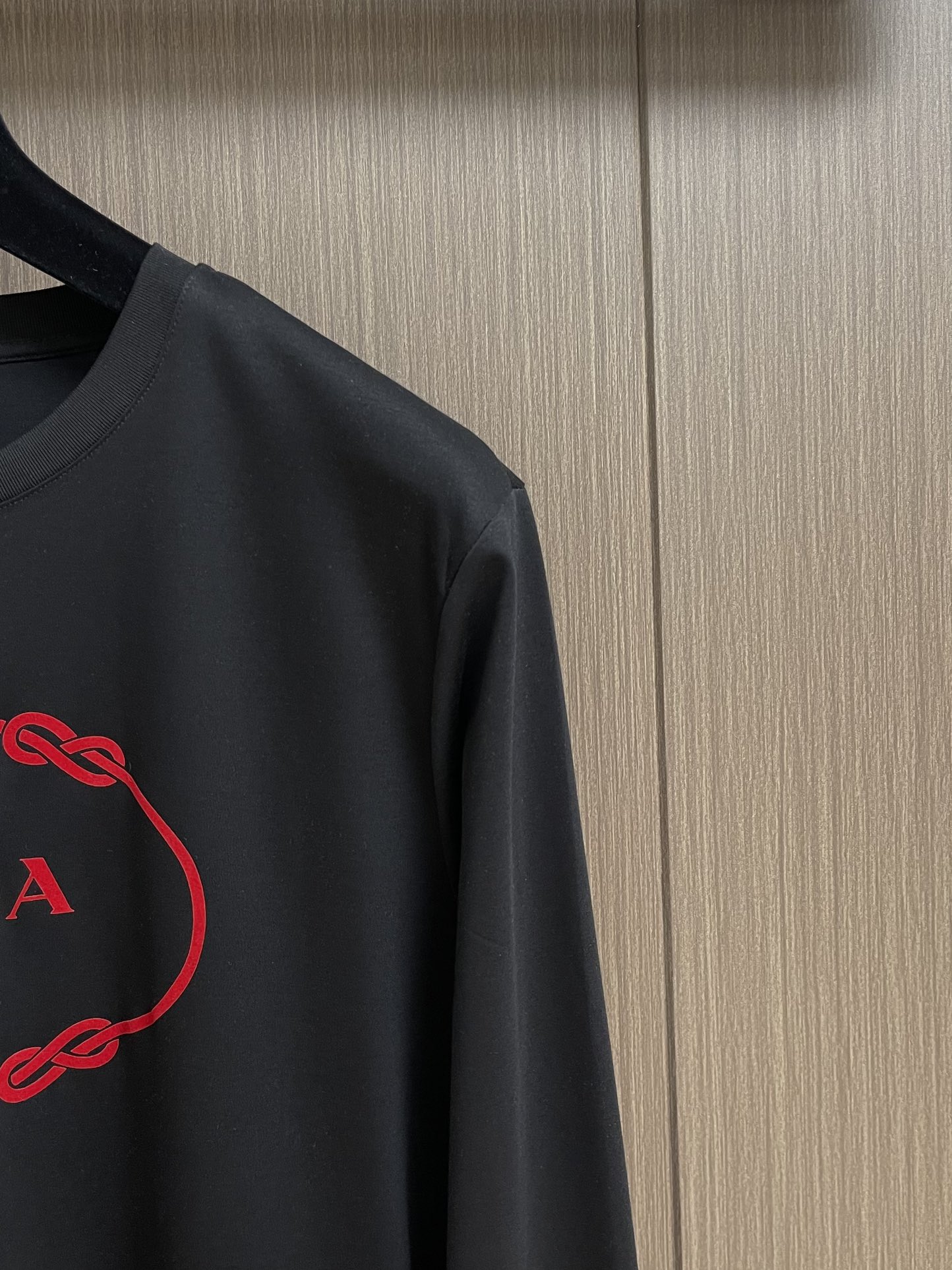 PRADA 2025SS秋季新款棉质长袖 T 恤，以当季色调传递典雅韵味，成就日常搭配佳选。印花含蓄标注