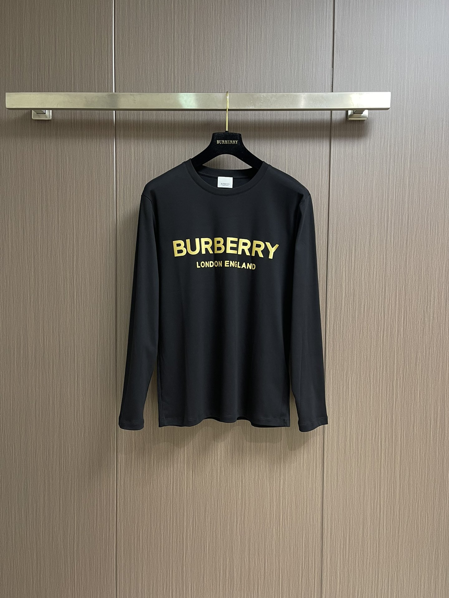 NO:523711,Burberry 2025SS early autumn new base shirt long-sleeved T-shirt, made of Xinjiang long velvet cotton, liquid ammonia treatment, bottom-side picking half needle whole clothes wash, wearing super skin-friendly and water-soluble print logo size M-3XL, burberry,tees, t-shirt, alexander wang19860909Burberry 2025SS早秋新款打底衫长袖T恤,新疆长绒棉制造,液氨处理,底边挑脚半针整件衣服水洗,穿着超亲肤水溶印花 logo 尺码M-3XL,,burberry,tees，t-shirt,alexander wang,Men's clothing