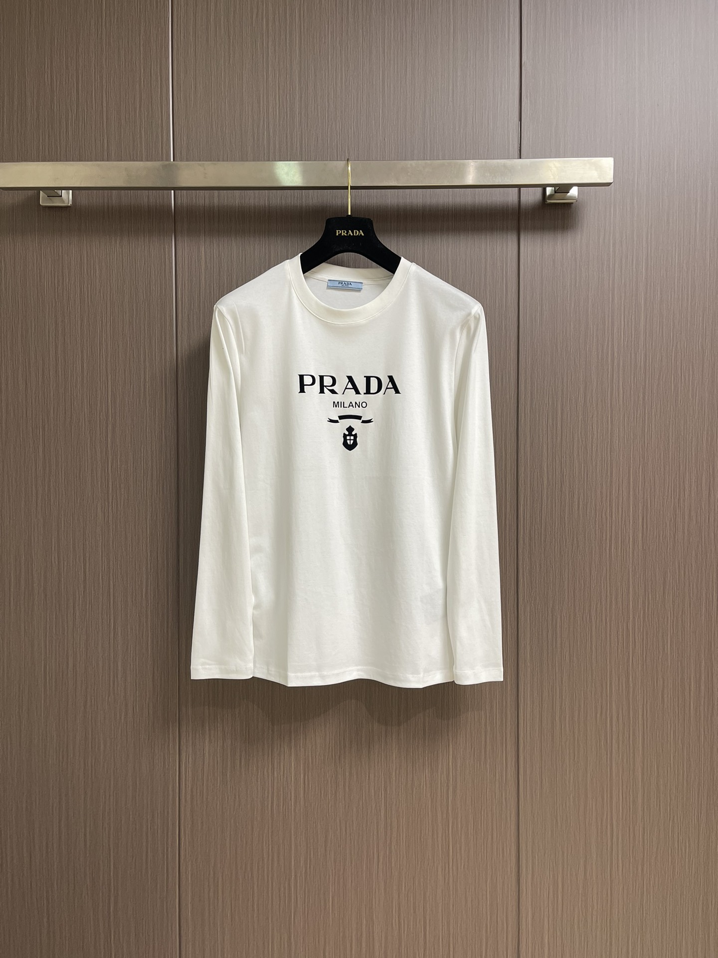 NO:528027,PRADA 2025SS autumn new cotton long-sleeved T-shirt, conveying elegant charm with seasonal tones, making it a good choice for daily matching. The printing implicitly marks the brand identity, the letters are three-dimensional printing technology, fine workmanship, fashionable and atmospheric, and comfortable skin~ Size 48-56,,prada,alexander wang19860909PRADA 2025SS秋季新款棉质长袖 T 恤,以当季色调传递典雅韵味,成就日常搭配佳选.印花含蓄标注品牌身份,字母立体印花工艺、做工精细、时尚大气、贴肤舒适～ 尺码48-56,,prada,alexander wang,Men's clothing