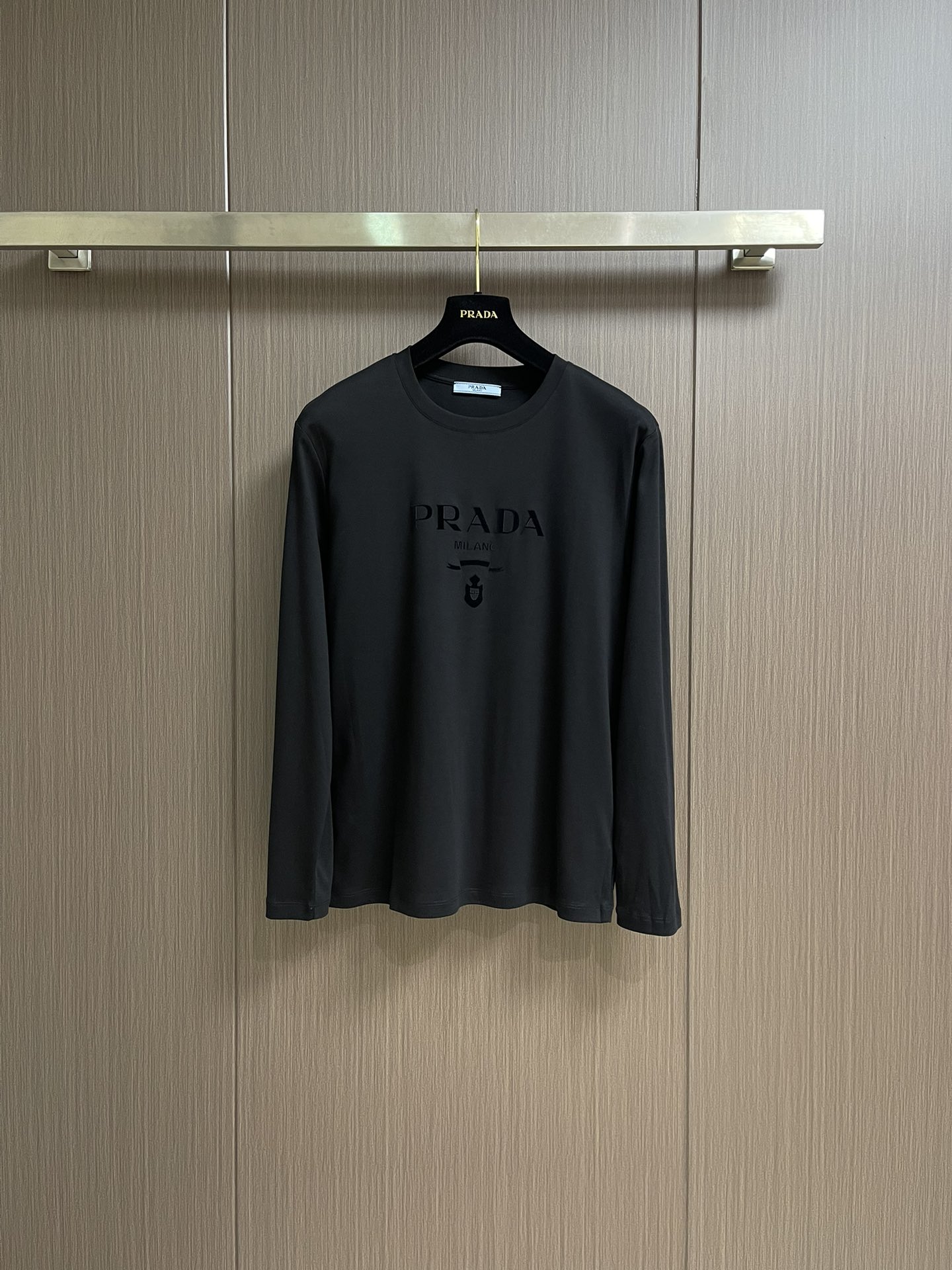 NO:528029,PRADA 2025SS autumn new cotton long-sleeved T-shirt, conveying elegant charm with seasonal tones, making it a good choice for daily matching. The printing implicitly marks the brand identity, the letters are three-dimensional printing technology, fine workmanship, fashionable and atmospheric, and comfortable skin~Size 48-56,,prada,alexander wang19860909PRADA 2025SS秋季新款棉质长袖 T 恤,以当季色调传递典雅韵味,成就日常搭配佳选.印花含蓄标注品牌身份,字母立体印花工艺、做工精细、时尚大气、贴肤舒适～尺码48-56,,prada,alexander wang,Men's clothing