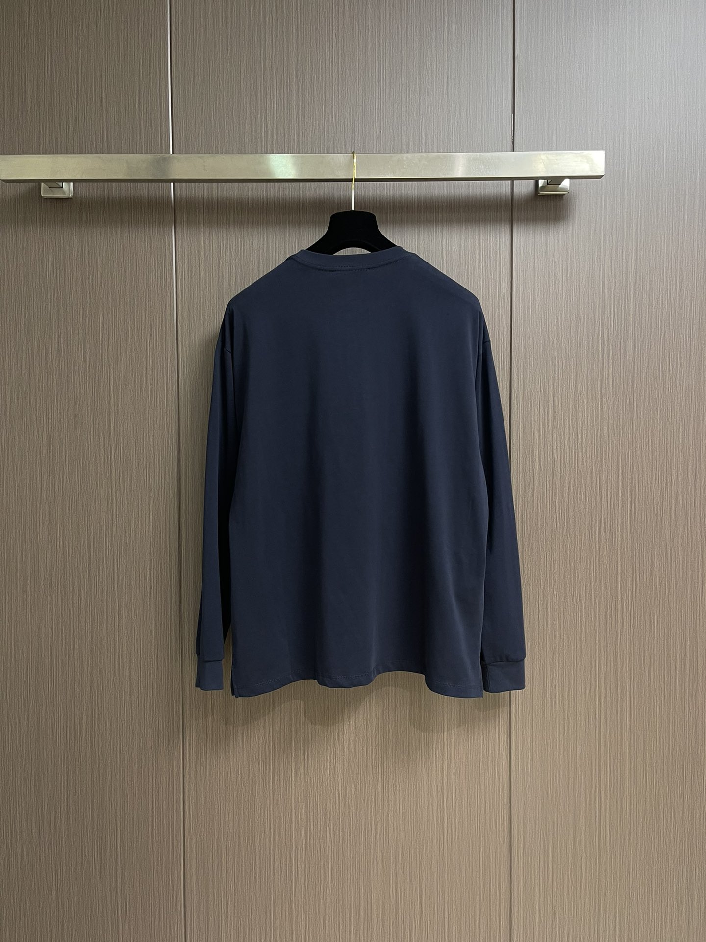 MIUMIU 2025SS圆领藏青色长袖T恤，采用高品级24支精梳棉纱线，通过「先染后织」工艺确保色彩均