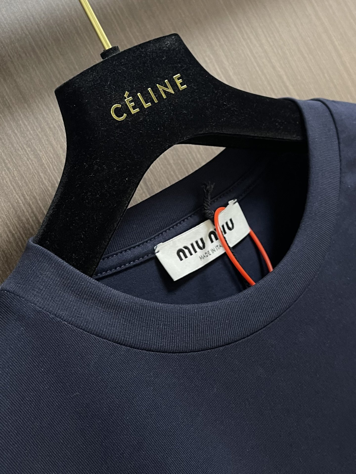 MIUMIU 2025SS圆领藏青色长袖T恤，采用高品级24支精梳棉纱线，通过「先染后织」工艺确保色彩均