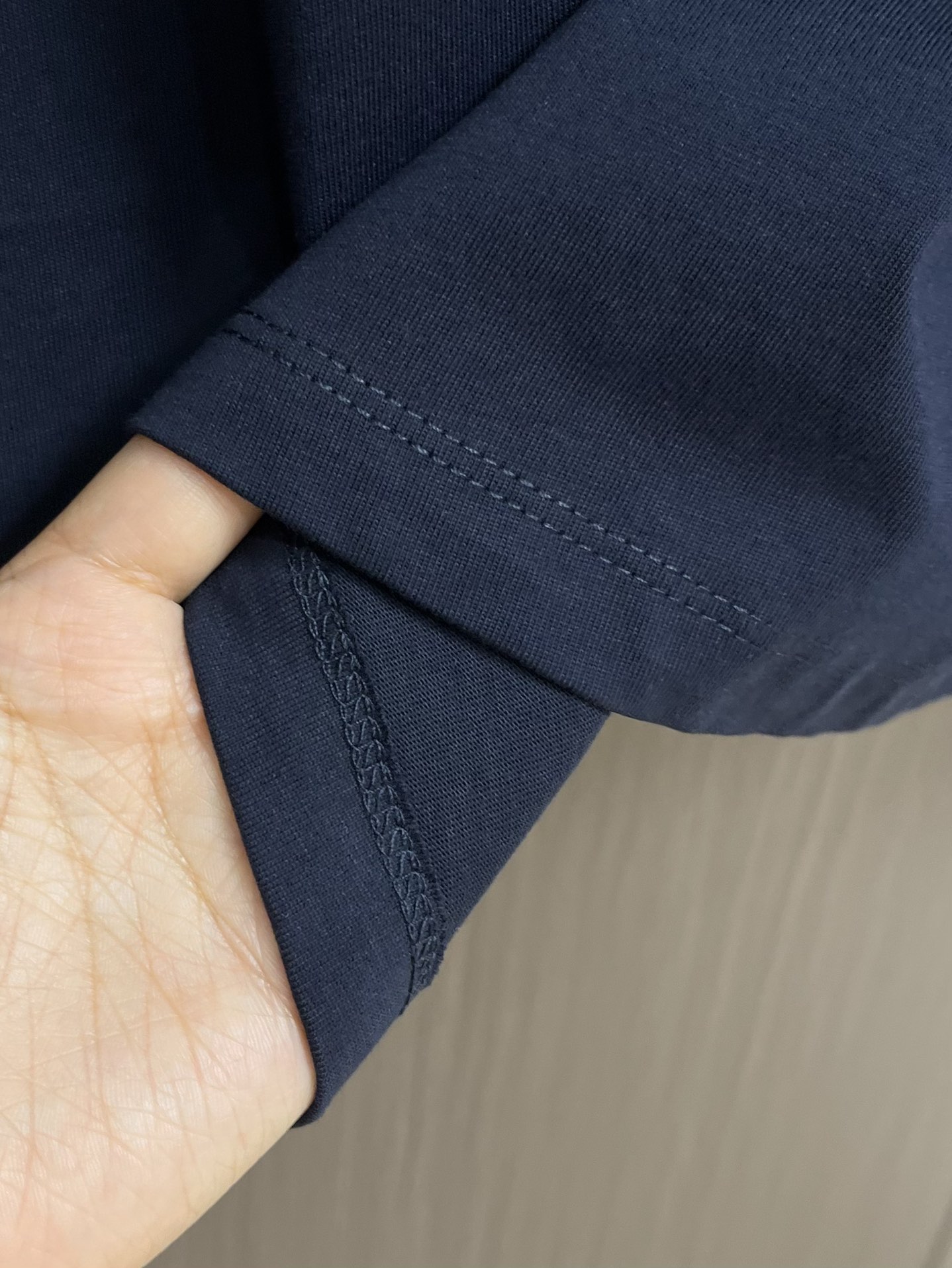 MIUMIU 2025SS圆领藏青色长袖T恤，采用高品级24支精梳棉纱线，通过「先染后织」工艺确保色彩均