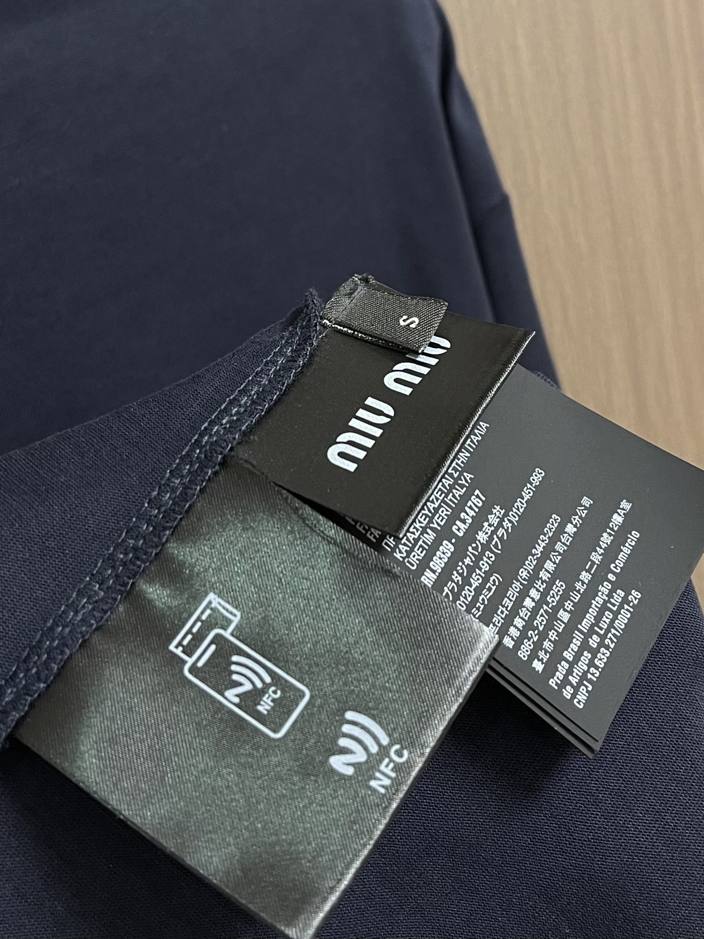 MIUMIU 2025SS圆领藏青色长袖T恤，采用高品级24支精梳棉纱线，通过「先染后织」工艺确保色彩均