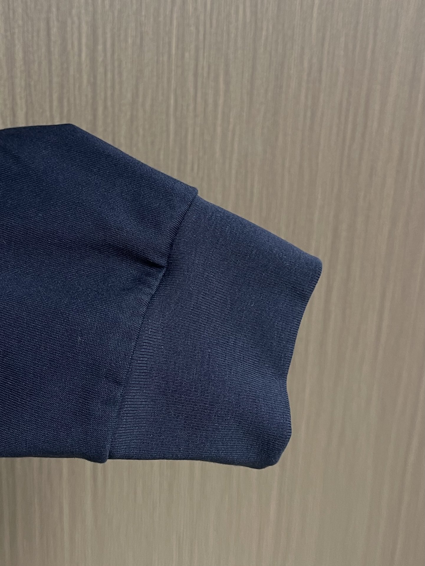 MIUMIU 2025SS圆领藏青色长袖T恤，采用高品级24支精梳棉纱线，通过「先染后织」工艺确保色彩均