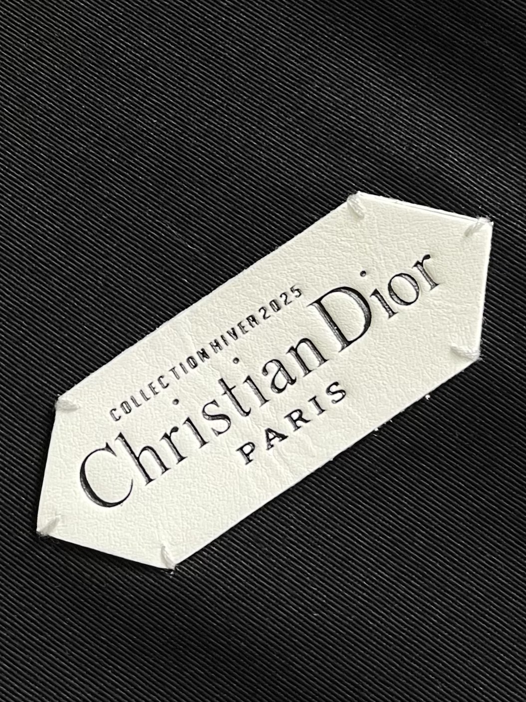Dior 拉链短夹克，黑色棉质混纺缎面和羊皮革 Christian DiOr Paris 标签，这款短夹