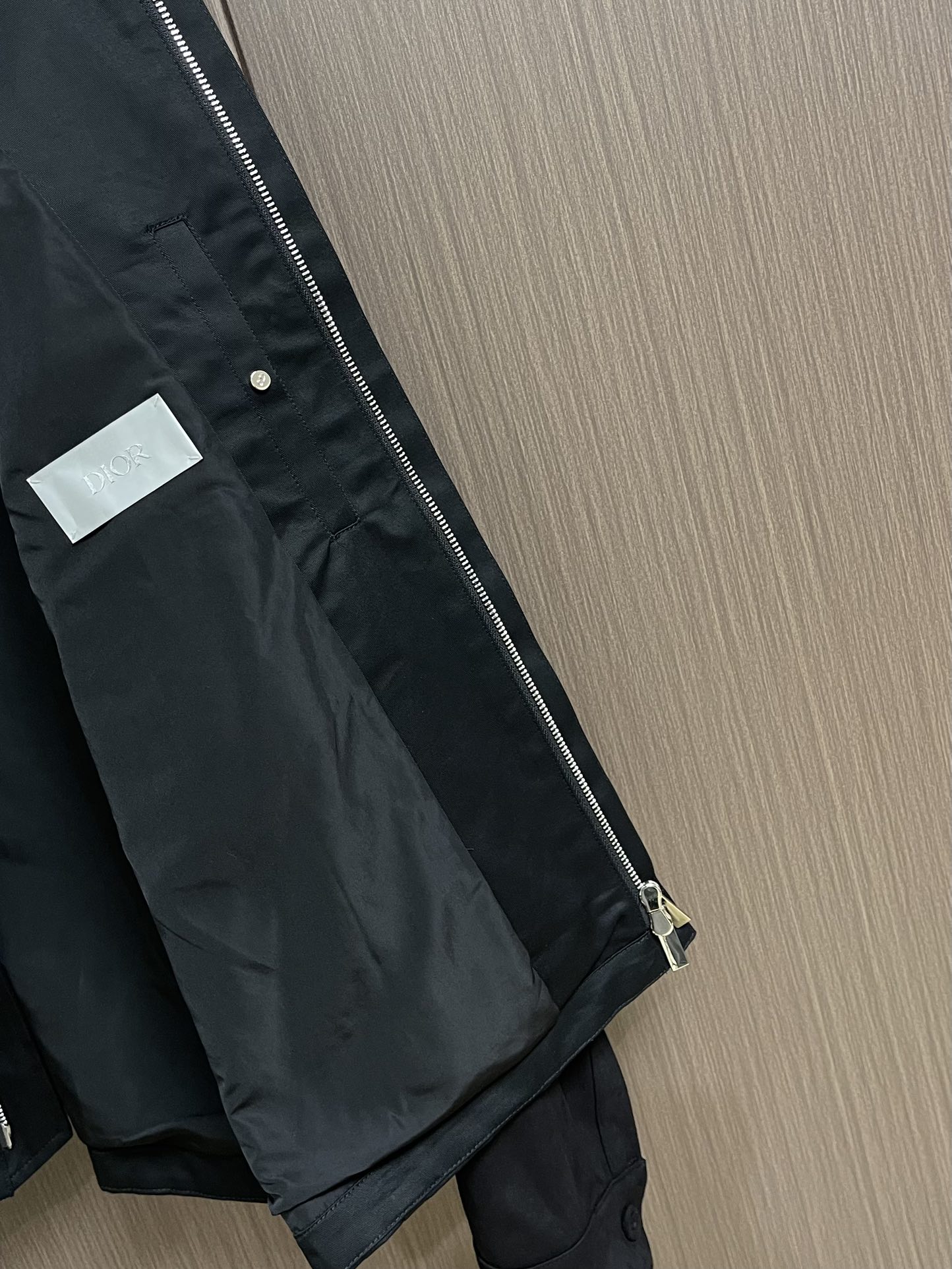 Dior 拉链短夹克，黑色棉质混纺缎面和羊皮革 Christian DiOr Paris 标签，这款短夹