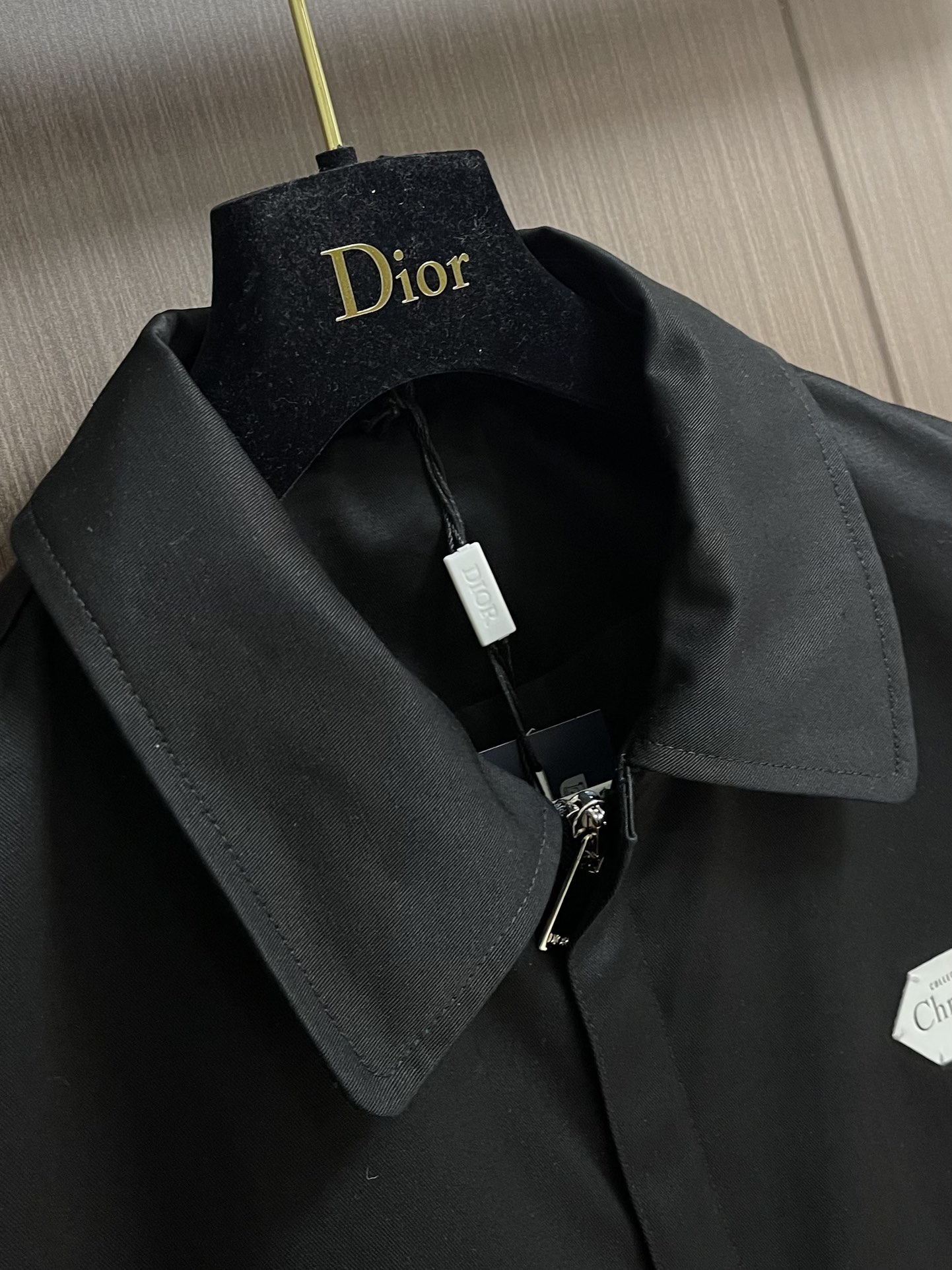 Dior 拉链短夹克，黑色棉质混纺缎面和羊皮革 Christian DiOr Paris 标签，这款短夹